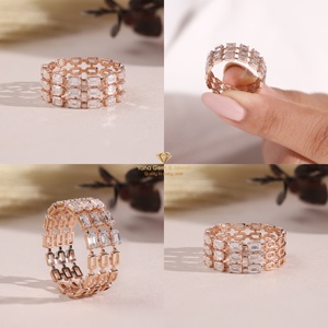 Bague de mode large à trois rangs de 2 TCW en or rose massif 14 carats pour femme, avec diamant CVD de laboratoire taille émeraude, couleur D-E-F, clarté VVS-VS - Product Image 5