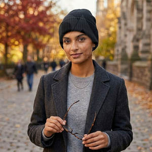 Gorros de invierno de tela suave y cálida, ajuste cómodo, diseñados para el clima frío, uso diario y actividades al aire libre. - Product Image 4