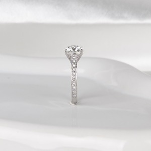 แหวนเพชรทรงกลม 3 กะรัต D VS1 ได้รับการรับรองจาก IGI เพชรเพาะเลี้ยงในห้องปฏิบัติการ ประดับเพชรรอบวงแบบซ่อน 14k ทองคำขาว - Product Image 6