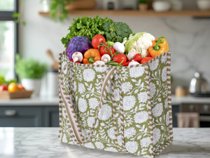 Sac fourre-tout matelassé en coton léger fait main pour l'été et l'automne, imprimé floral, vert, réversible, lavable, à porter à l'épaule pour le shopping - Product Image 6