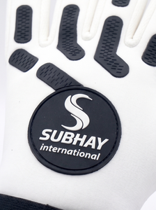 Guantes de Portero de Fútbol Blancos para Jóvenes |   Guantes de Látex Personalizados 3D de Silicona para Niños con Corte Negativo en el Dorso, Dedos Enrollados y Agarre Colorido con Efecto Salpicado - Product Image 4
