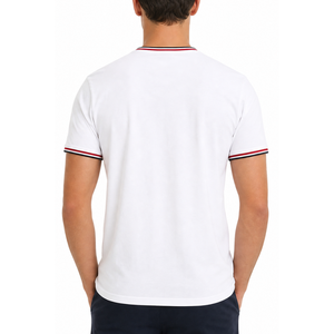 เสื้อยืดคอกลมชายพรีเมียมสีขาวลายสามแถบ พร้อมปกและปลายแขนเสื้อสีแดง ขาว และดำแบบตัดกัน - Product Image 4