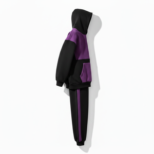 Conjunto deportivo de dos tonos morado y negro para hombre, con sudadera holgada y pantalones jogger, estilo casual urbano. - Product Image 4