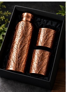 Juego de 3 Piezas: Termo de Cobre de Doble Textura y 2 Tazas con Patrón Grabado, Portátil, de Lujo, en Caja de Regalo - Product Image 4