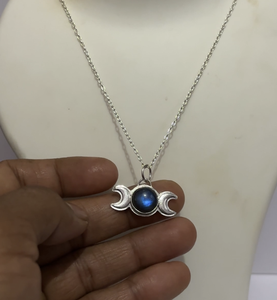 Collier pendentif tendance Shree Om Creations fait main en argent sterling 925 avec labradorite ovale de 8 mm sertie en demi-lune double, certifié IGI - Product Image 1