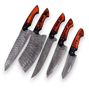 Juego de Cuchillos de Chef Profesionales Forjados a Mano en Acero de Damasco con Aspecto Martillado Único, Espiga Completa, Ligeros, con Mangos de Madera Roja - Product Image 1