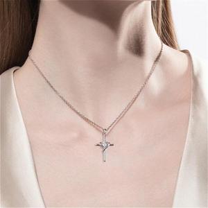 Collier pendentif croix dorée AMBER JEWELS, diamant de laboratoire, design infini, bijoux religieux unisexe, plaqué or 14 carats, IGI - Product Image 2