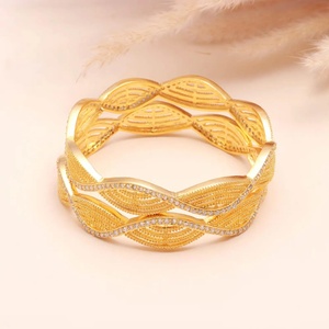 Bracelet traditionnel indien du sud en laiton plaqué or 22 carats avec moissanite, bijoux ethniques de mariée tendance - Product Image 2