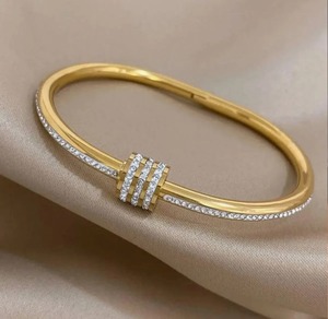Bracelet de qualité supérieure anti-ternissement, triple rangée pavée, zircon central incrusté, taille standard, idéal pour le quotidien et les mariages, en promotion - Product Image 3