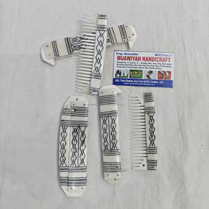 Peines de hueso de búfalo tallados a mano y hechos a medida, ideales para tiendas de accesorios para el cabello y estilistas, con base de cuero. - Product Image 3