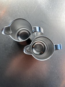 Jarra de Crema Metálica Minimalista para Servir Café y Bebidas - Product Image 2