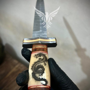 Cuchillo de hoja fija de acero de Damasco hecho a mano con mango decorativo de hueso, grabado de dragón y diseño de espiga completa, premium para coleccionistas. - Product Image 4