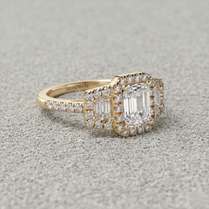 Anillo de Lujo de Tres Piedras con Diamante Cultivado en Laboratorio, Corte Esmeralda, Piedras Laterales Trapezoidales y Doble Halo en Oro de 14K - Product Image 2