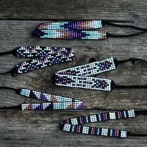 NOUSHAD HANDICRAFTS Pulsera de Cuentas Hecha a Mano, Diseño Zigzag Negro, Amarillo y Plateado, Cuentas de Piedra, Joyería Certificada IGI, Uttar Pradesh - Product Image 4