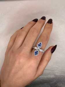 Bague Axe en Diamant et Saphir Bleu Haut de Gamme Or 18K Certifié IGI Design Moderne Élégant Saphir Bleu Non Chauffé Géométrique Axe - Product Image 5