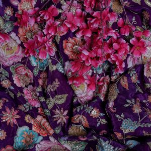 Tissu Crêpe Naturel Violet Prune avec Imprimé Floral Optique pour Kaftans du Moyen-Orient et Vêtements Britanniques - Product Image 5