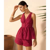 Ensemble coordonné haut peplum à œillets fuchsia et short ajusté pour femme