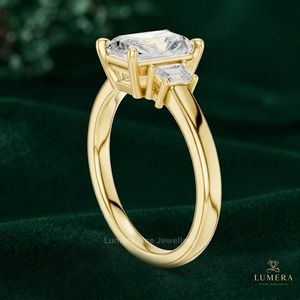 Exquisito Anillo de Aniversario con Tres Diamantes de Corte Radiante, Diamante Esmeralda Lateral Fijado con Cuatro Puntas en una Banda de Oro Sólido - Product Image 3
