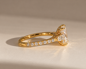 Anillo de Compromiso con Diamante Cultivado en Laboratorio de Corte Radiante con Piedras Laterales Redondas y Banda Pavé en Oro Amarillo de 14k - Product Image 4