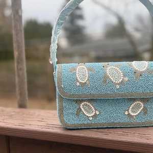 Sac à main rectangulaire artisanal en polyester bleu clair, motif tortue perlé, broderie artisanale, textile lavable, objet d'art de collection - Product Image 6