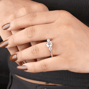 แหวนหมั้นเพชรแล็บโกรว์สามเม็ดทองคำ 14 กะรัตสุดหรู |   แหวนแต่งงานเพชรทรงกลม - Product Image 2