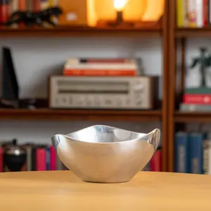 Tazón de Metal de Diseño Artesanal para Mezclar Ensaladas, Amasar, Servir Alimentos y Decorar el Hogar, Disponible a Precio de Mayoreo - Product Image 1