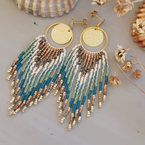Boucles d'oreilles perlées style bohème, créoles dorées avec franges colorées, bijoux faits main tendance - Product Image 1