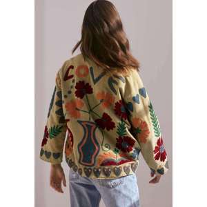 Veste en coton beige brodée à la main avec des motifs floraux Suzani, silhouette ouverte décontractée, style bohème contemporain, vêtements d'extérieur pour femmes - Product Image 3