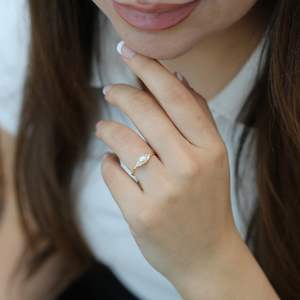 Anillo minimalista de plata de ley 925 de alta calidad con baño de oro de 18k y perla engastada en punta para mujer, joyería fina hecha a mano. - Product Image 3