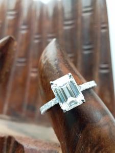 Bague de Fiançailles et de Mariage Tendance Hip-Hop pour Femme en Or Massif 18K Certifié IGI avec Diamant VVS et Émeraude Sertie à Griffes - Product Image 3