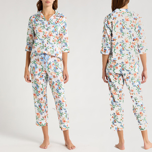 Ensemble de pyjama en coton imprimé floral pour femmes, manches trois quarts, col rabattu, pantalon mi-mollet, coupe régulière, ensemble décontracté pour le printemps - Product Image 4