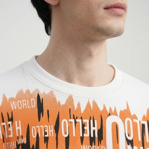 Camiseta gráfica blanca, naranja y negra para hombre con estampado de tipografía 'Hello World' y diseño streetwear de gran tamaño - Product Image 5