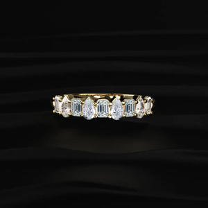 Anillo de media eternidad con esmeralda de 1 quilate y diamantes en forma de pera, simboliza el amor, el compromiso y la belleza, perfecto para bodas, claridad VVS-VS - Product Image 2