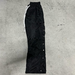 Pantalon décontracté évasé pour homme avec logo personnalisé OEM, imperméable, respirant, en tissu écologique laminé, multi-poches et fermeture éclair - Product Image 3