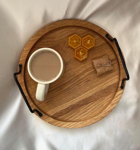 Plateau de service rond en bois de chêne avec poignées métalliques, plateau de petit-déjeuner, plateau pour café au lit, cadeau en bois fait main pour lui ou pour elle, petit-déjeuner au lit - Product Image 4