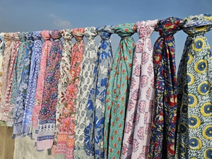 ผ้าคลุมชายหาดพิมพ์ลายใบไม้สไตล์อินเดียสำหรับผู้หญิง ขายส่งสำหรับส่งออก ผ้าพันคอ ปาเรโอ ชุดคลุมว่ายน้ำ ผู้จำหน่ายขายส่ง - Product Image 4