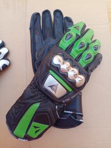 Guantes de moto verdes y negros Guantes de carreras protectores de cuero de vaca Premium Equipo de motocicleta de carreras duradero Agarre cómodo - Product Image 6