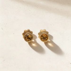 Pendientes de Oro Amarillo de 9K con Diamante Redondo Brillante de 1.50CT, Engastados en Bisel, Joyería Fina al por Mayor - Product Image 1