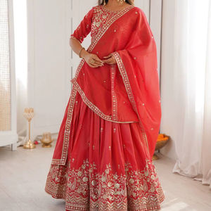 Tendance : Ensemble Lahenga Choli Dupatta en Soie Vaishali Lourde Extensible et Réversible avec Broderie de Sequins pour Fêtes et Mariages TENNECY - Product Image 1