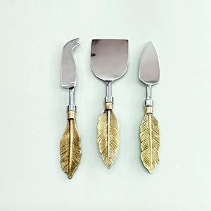 Ensemble d'épandage de fromage en acier inoxydable avec poignée en plumes polies en or Nouvelle argenterie pour la finition plaquée retour à l'école - Product Image 1