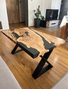 Table à manger rectangulaire en noyer moderne avec bord naturel et résine époxy bleue, pieds en métal noir, sur mesure - Product Image 4