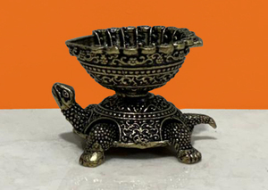Lampe à huile Diya en laiton sculptée à la main en forme de tortue, décorative pour la maison, le temple et les fêtes - Product Image 2