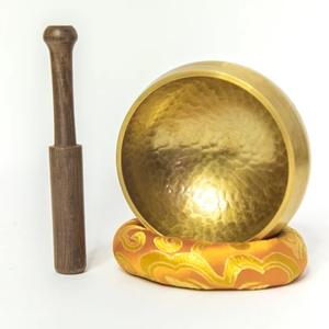 Bol chantant en bronze artisanal Ali, sculpté et gravé, diamètre 10 cm, style tibétain, pour méditation et sonothérapie, avec coussin - Product Image 1