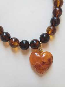 Collar de Cuentas con Colgante de Corazón de Resina Hecho a Mano, Collar de Cuentas Circulares, Joyería con Tema de Amor para Regalo y Decoración del Hogar - Product Image 2