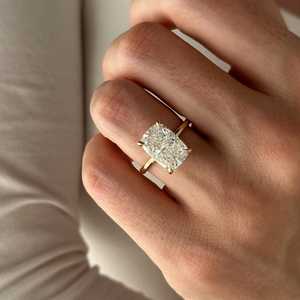 Énorme bague de fiançailles en or jaune 14 carats avec diamant de laboratoire allongé de 5 carats, taille coussin, ajustement parfait, certifiée IGI - Product Image 1