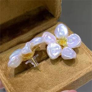 ต่างหูทำมือสไตล์บาโรกประดับดอกไม้และไข่มุกน้ำจืด ปี 2024 สำหรับผู้หญิง ขายส่ง - Product Image 1