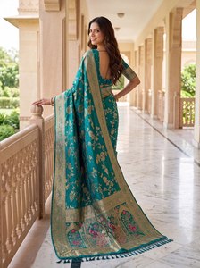 <b>Purple</b> Banarasi Silk Saree Zari Floral Weaving Traditional Indian Wedding <b>Party</b> <b>Dress</b> for Women - Product Image 6
