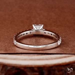 Bague de fiançailles moderne en or blanc 10K avec diamant de laboratoire taille princesse 0,50 ct, sertie pavé style cathédrale, certifiée IGI - Product Image 3