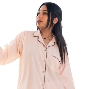 Ensemble de pyjama en satin pêche clair pour femme, chemise à manches longues boutonnée et pantalon assorti, passepoil contrastant, vêtements de nuit doux, tenue décontractée OEM - Product Image 3
