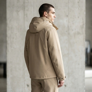 Chaqueta cortavientos beige con capucha para hombre, chaqueta exterior con cremallera completa, puños ajustables y bolsillos frontales - Product Image 2
